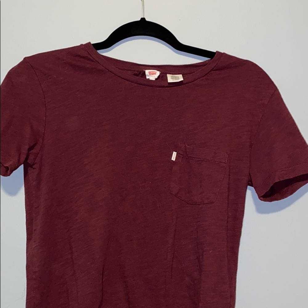 Maroon Levi’s Tee
